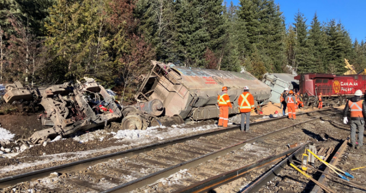 Diesel spill cleanup underway after train derailment near Revelstoke, B.C. [Video]
