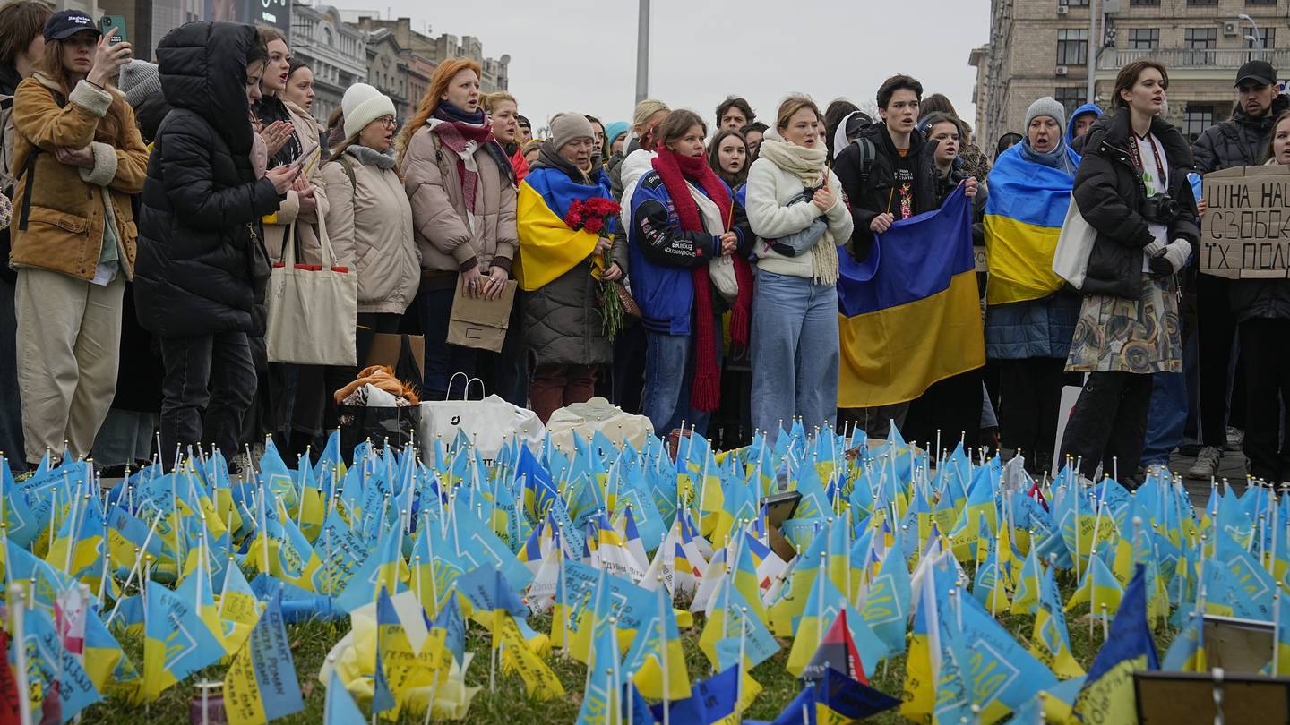 Zelenskyy hosts Western leaders in Kyiv as Ukraine marks 2 years since Russia’s full-scale invasion  WSOC TV [Video]