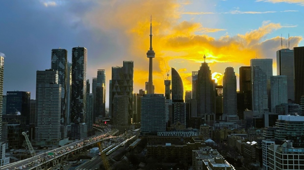 Toronto weather: temperatures plunge as cold front arrives [Video]