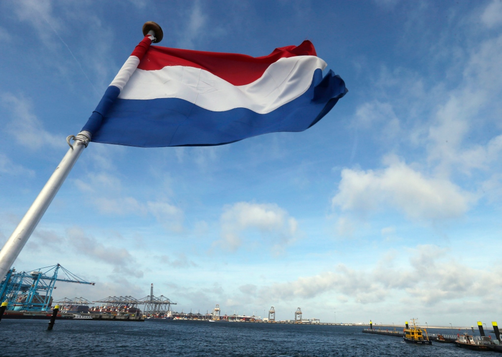 Dutch military helps clean oil in Caribbean [Video]