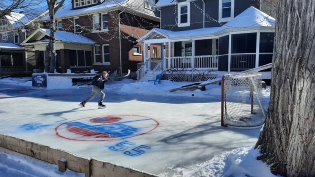 Winnipeg Jets players visit outdoor rink in Crescentwood [Video]