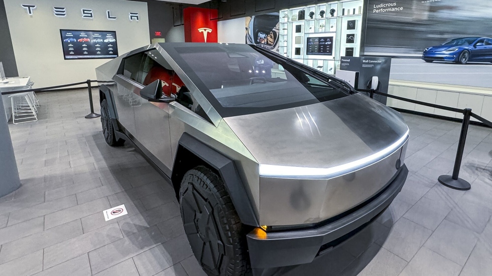 Teslas stock hit a low not seen since May 2023 – Video