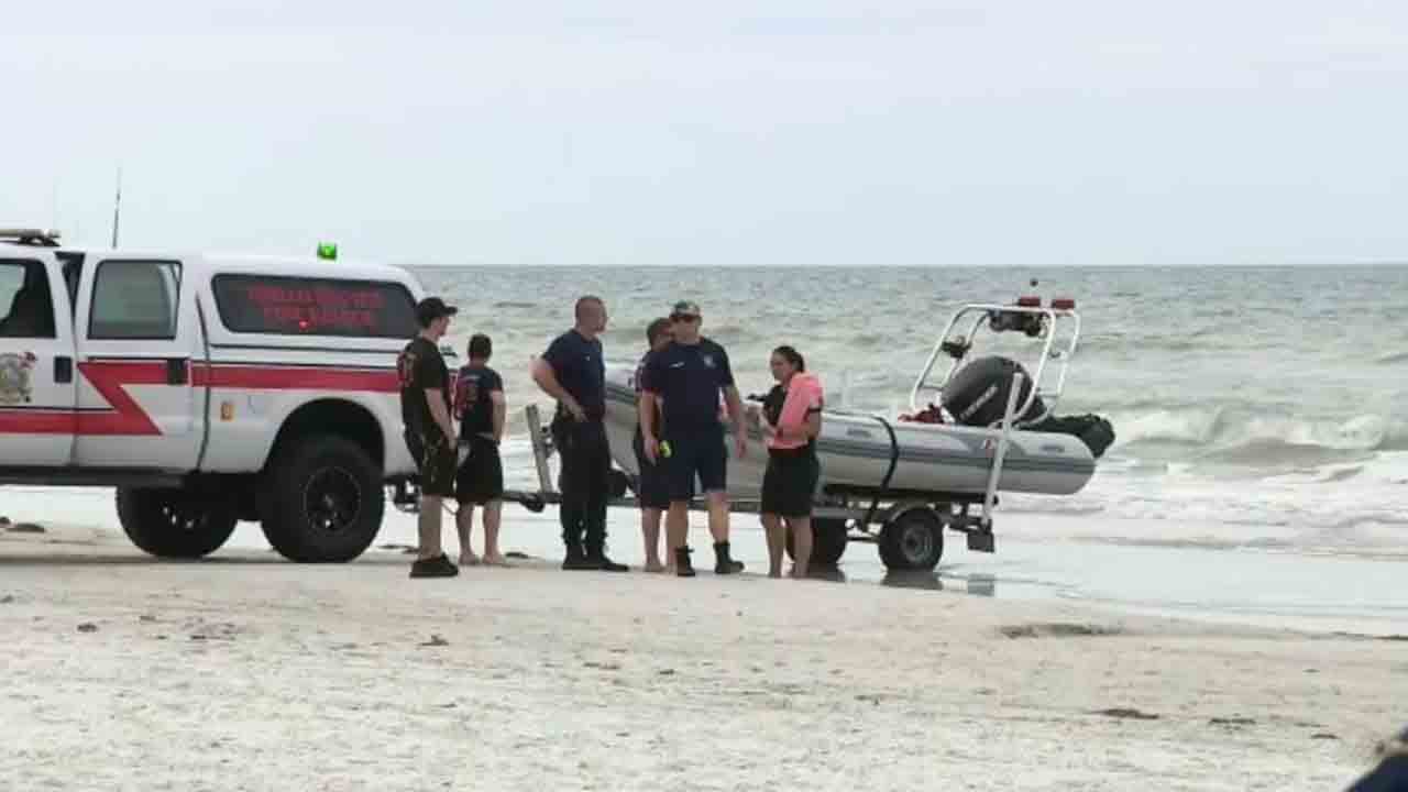 Missing swimmer, 17, found dead off Florida shore after drills with swim team [Video]