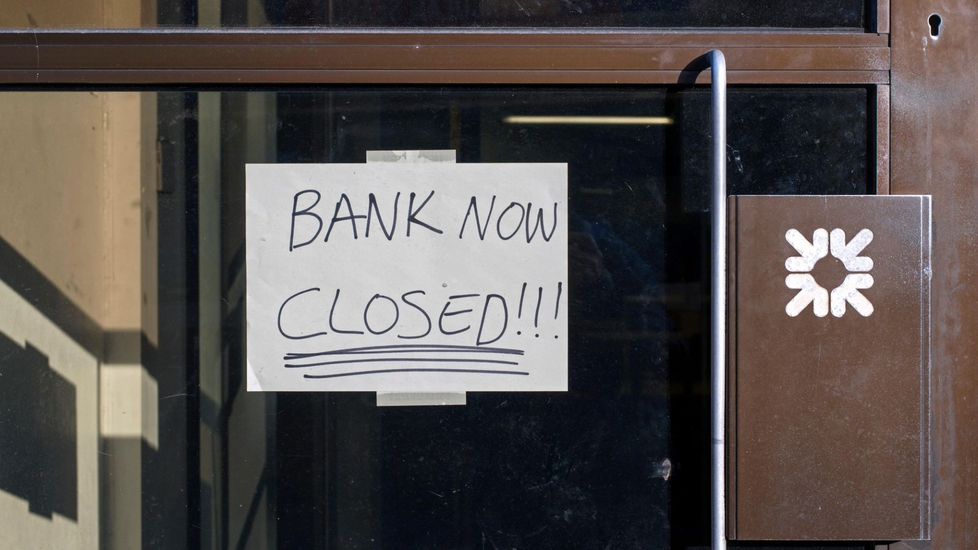 Major high street banks to close 53 more branches in HUGE blow to customers – sell full list of those affected [Video]