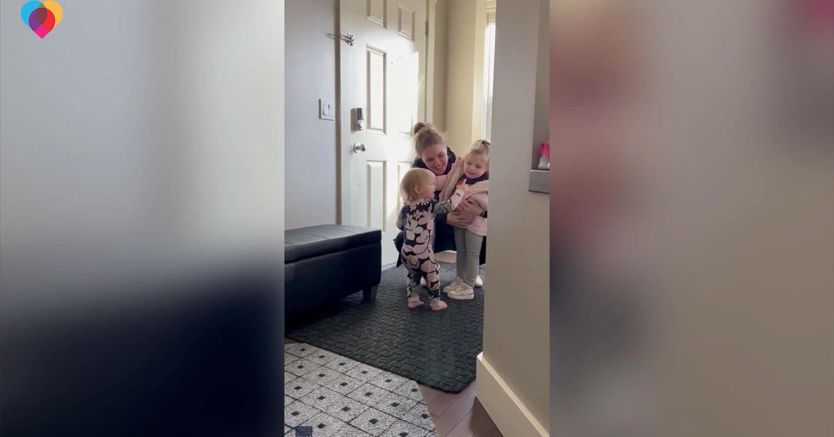 Toddler is thrilled when sister returns from preschool [Video]
