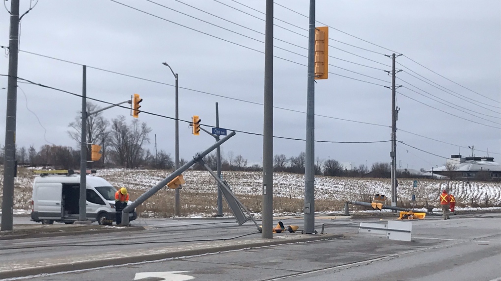 Roads closed after truck knocks down traffic lights, telecommunications wires in Guelph [Video]