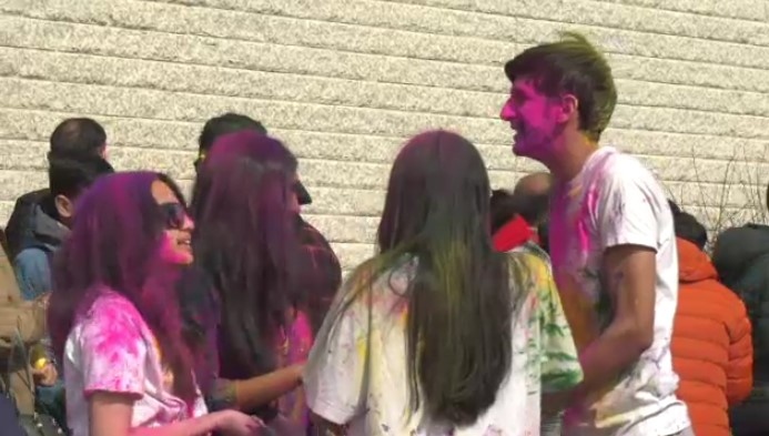 Manitoba’s Hindu community marks Holi with a mixture of flying colours [Video]