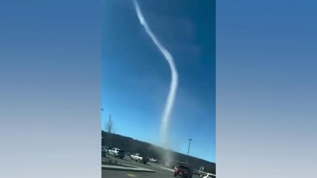 Dust devil whirls through Prince George, B.C., parking lot [Video]
