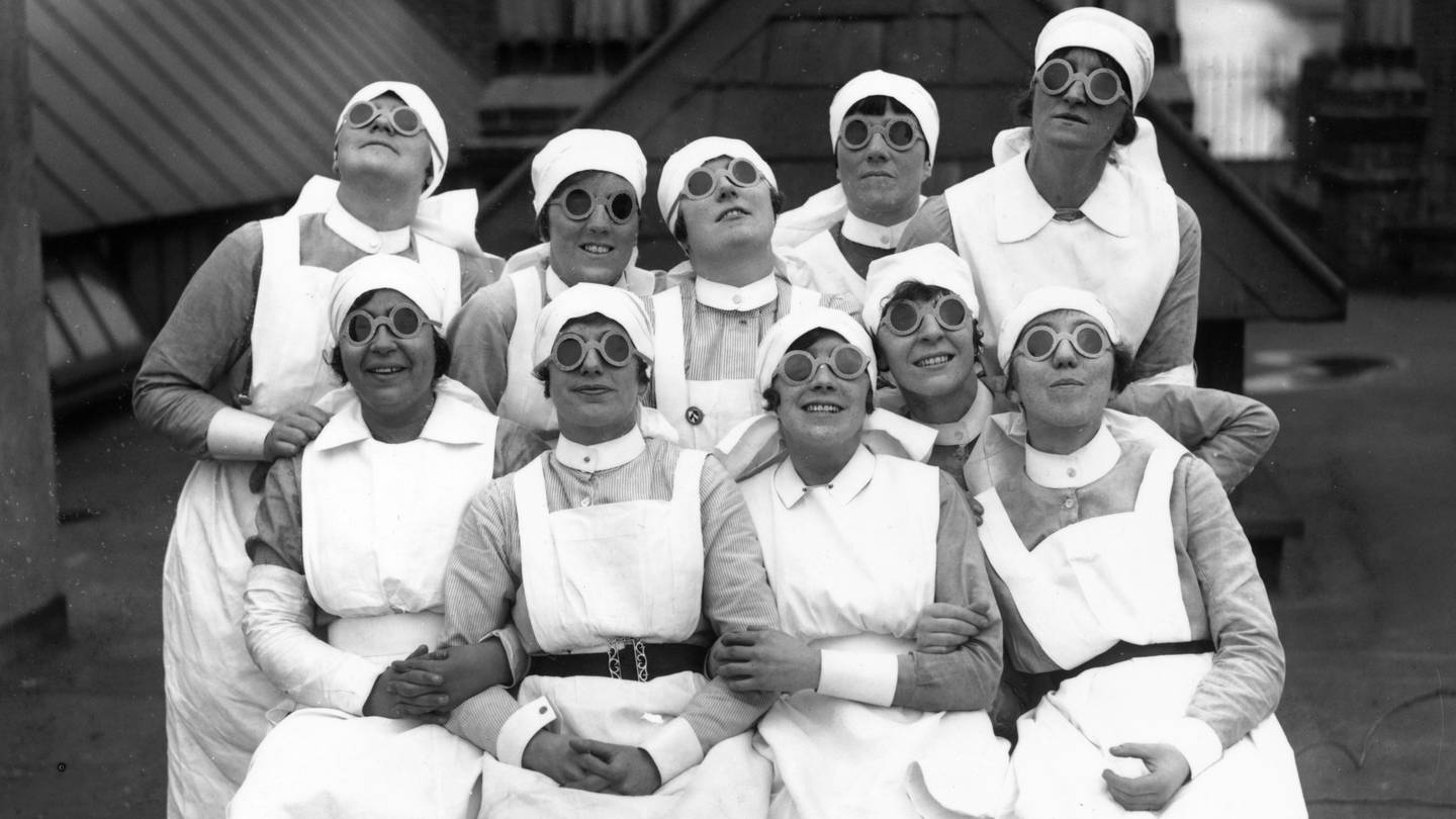 Photos of people looking at solar eclipses from 1907 to the present day  WSOC TV [Video]