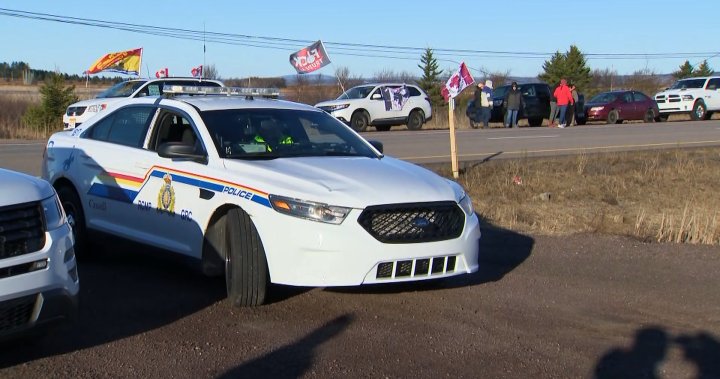 Highway reopens at N.S.-N.B. border amid carbon pricing protest [Video]