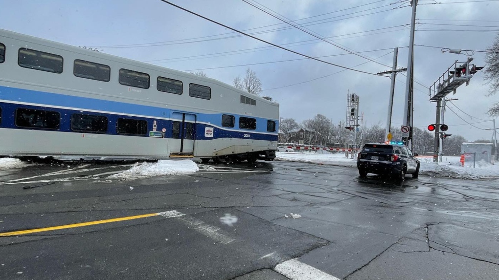 Man, 71, struck by commuter train in Montreal West [Video]