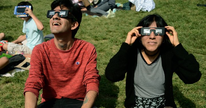 Watching the eclipse? Wear red and green to see optical illusion – National [Video]