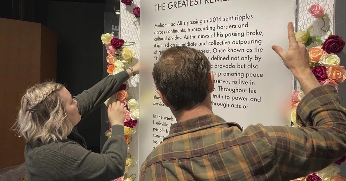 Exhibit chronicles public mourning over Muhammad Ali in his Kentucky hometown [Video]