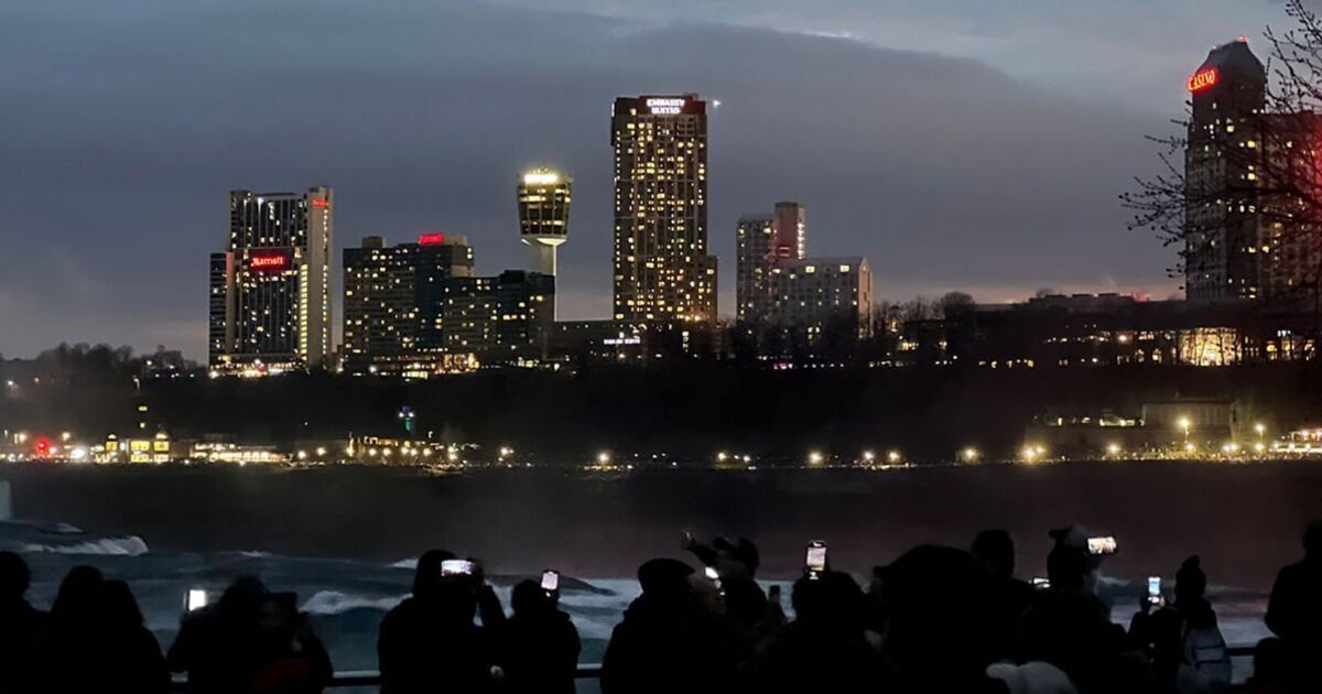 Total solar eclipse: Stunning moment Niagara Falls descends into darkness | US | News [Video]