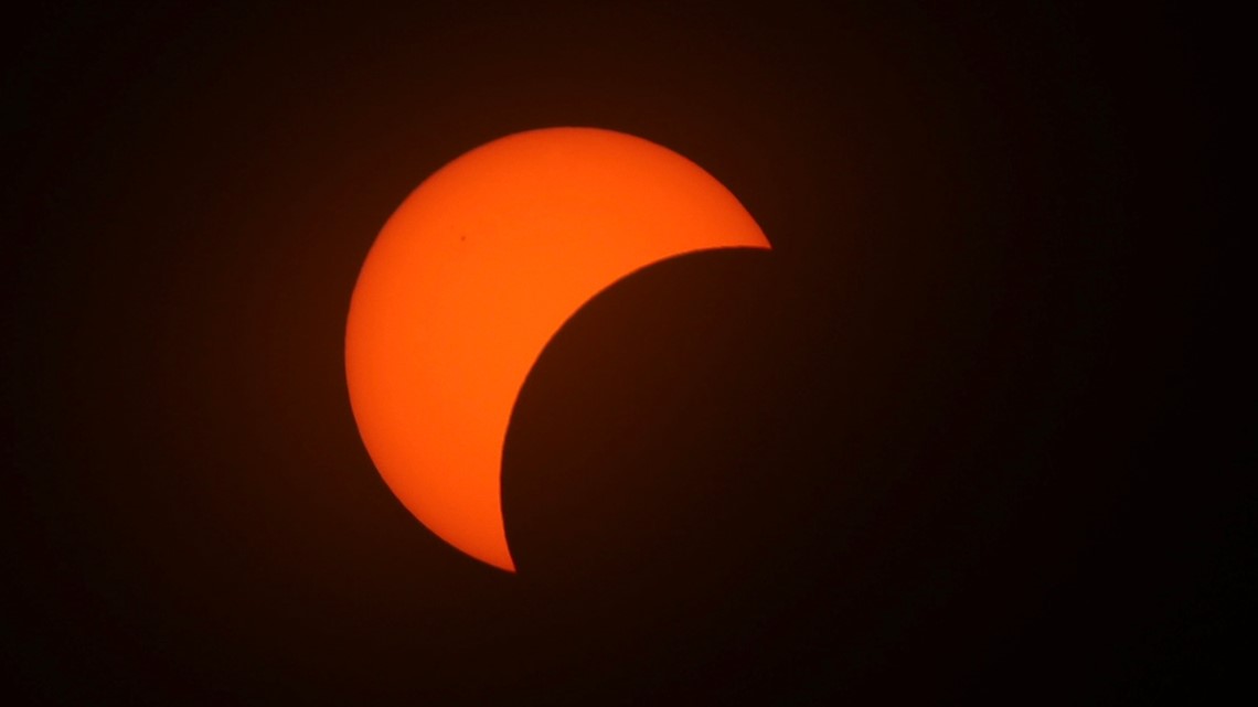 Photos of April 8 solar eclipse in Virginia [Video]