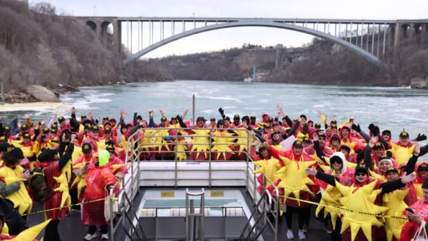 Niagara Falls, Ont., radiates with new world record for largest gathering of people dressed as the sun [Video]