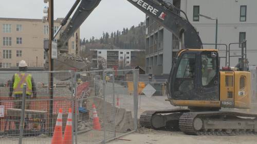 Construction activity resumes at UBCO site in downtown Kelowna amid structural damage in neighbouring buildings. [Video]