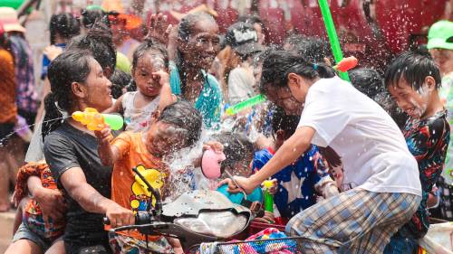 Thailands annual Songkran water festival kicks off with a splash in Bangkok [Video]