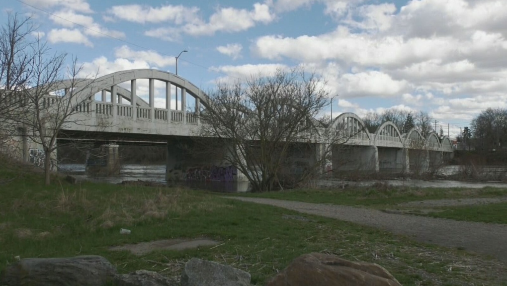 Heavy vehicles restricted on Freeport Bridge [Video]