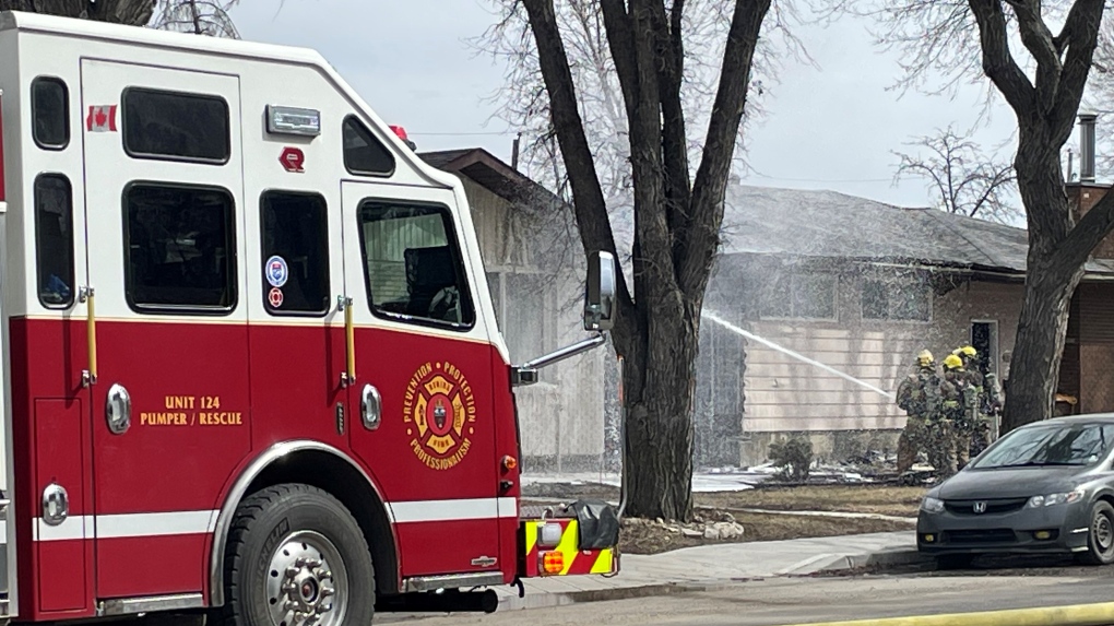 Crews battle Regina house fire in strong wind gusts [Video]