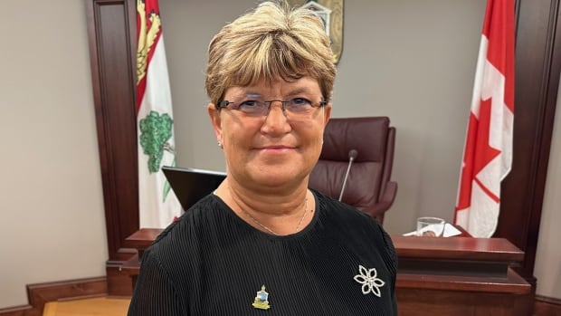 Summerside councillor Barb Gallant charged with taking money from ‘Lest We Forget’ veterans group [Video]