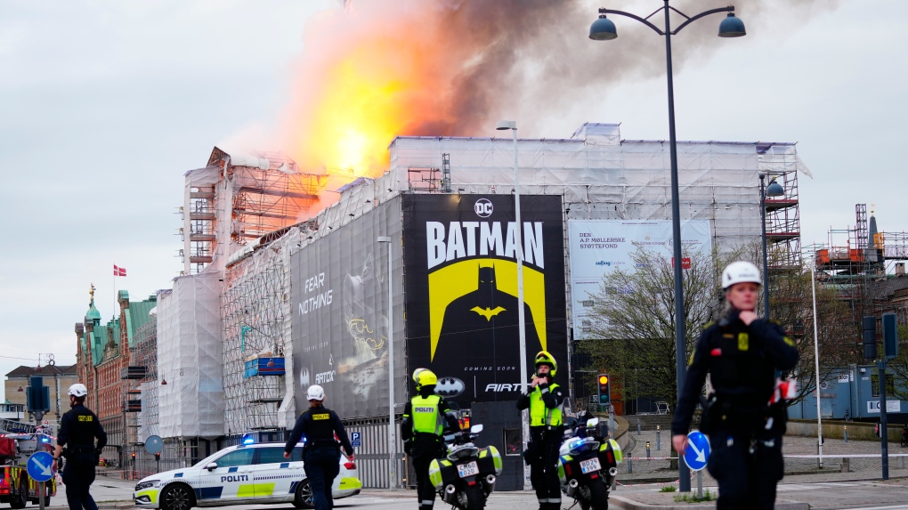 Denmark: Fire rips through Copehagen’s old stock exchange [Video]