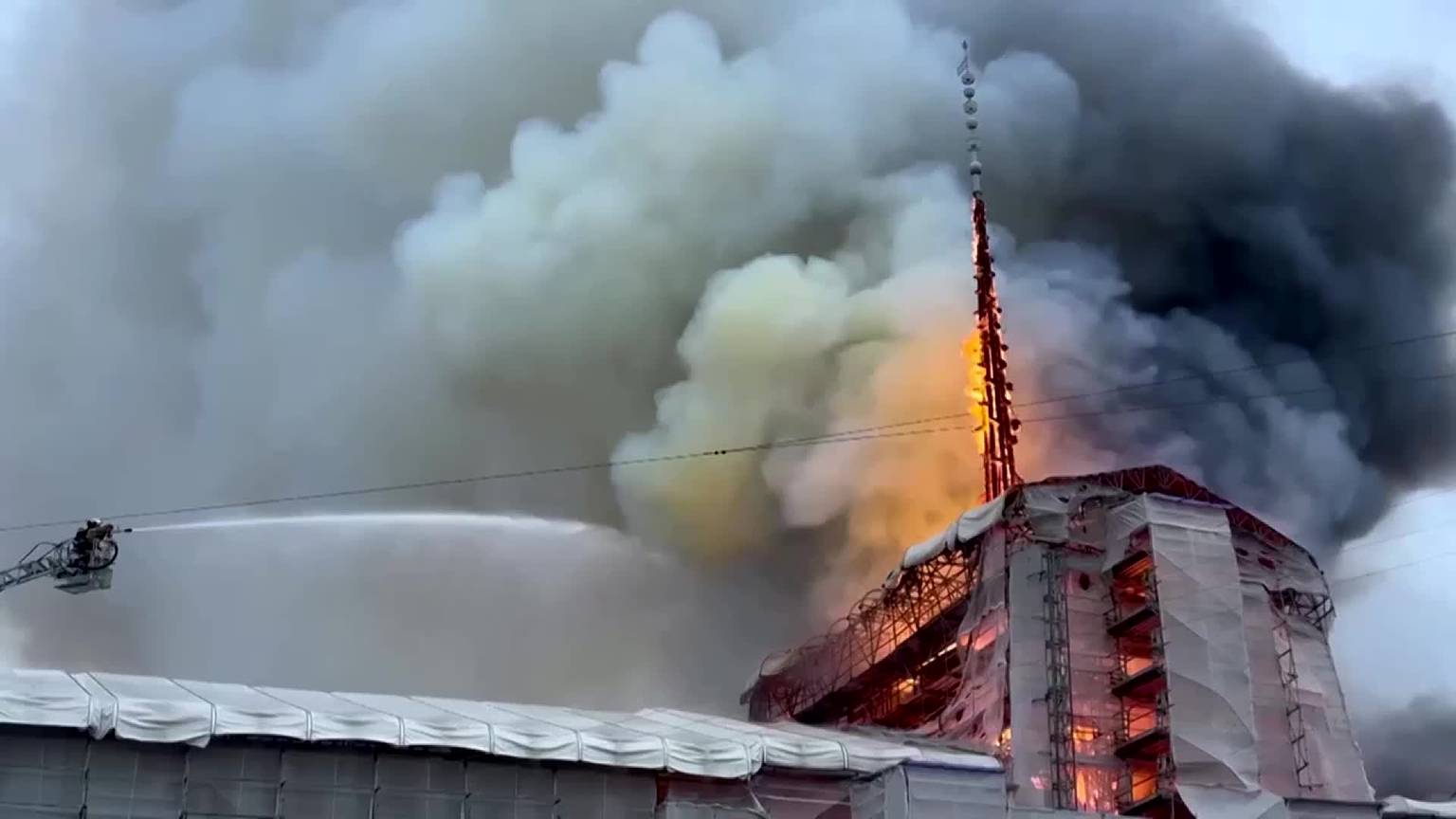 Video: Fire engulfs Copenhagen’s historic stock exchange [Video]