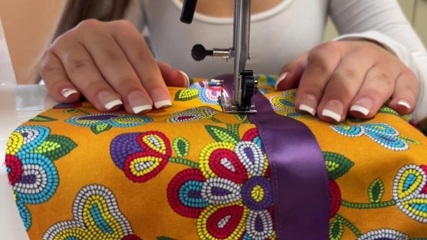 ‘Aunties’ teach Kahnaw:ke teens how to sew their own ribbon skirts [Video]