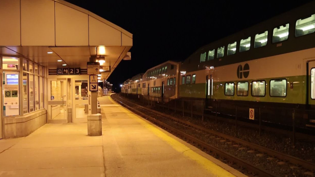 Teen in life-threatening condition after falling from roof of moving GO train in Toronto [Video]
