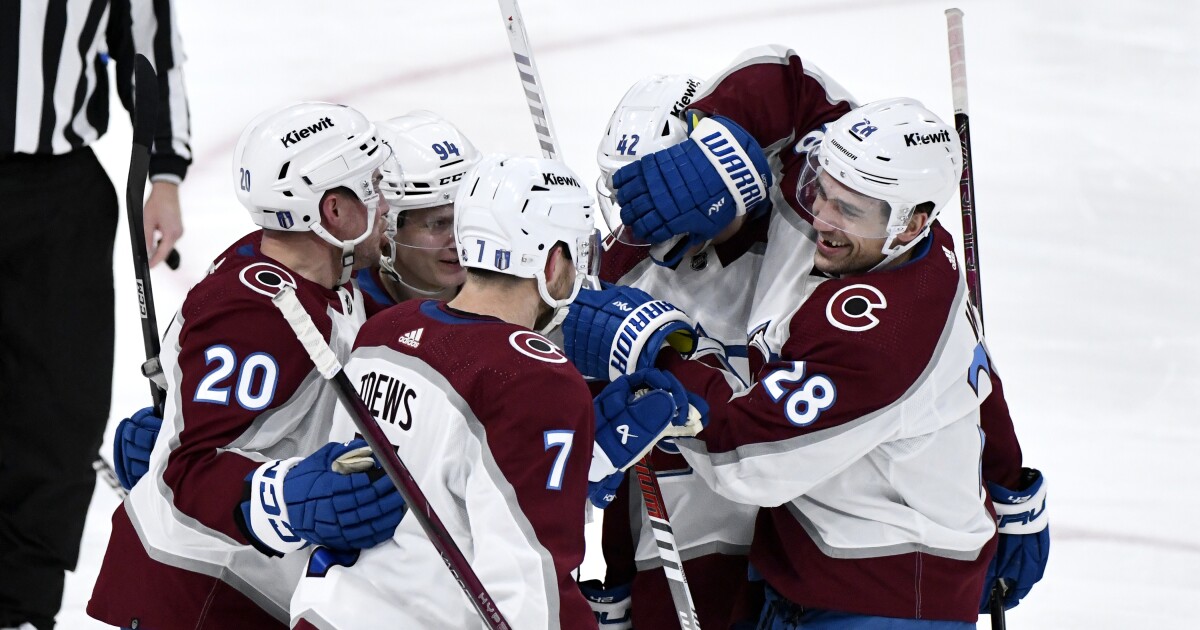 Avalanche score 4 in 2nd period, beat Jets 5-2 and even series at 1-1 [Video]