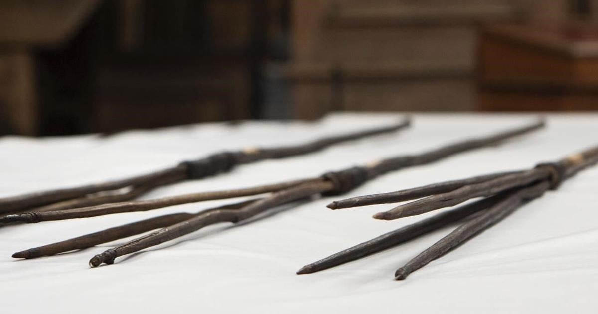 Aboriginal spears taken by Captain Cook in 1770 are returned to Australia’s Indigenous people [Video]