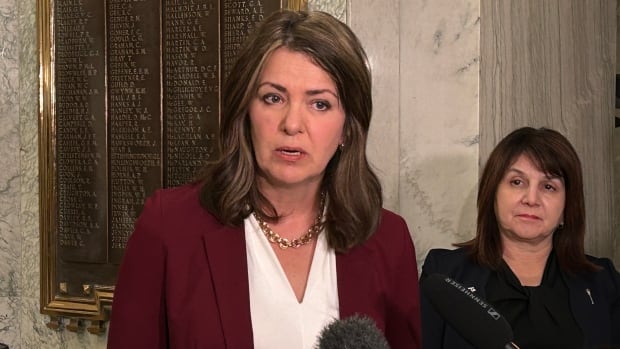 ‘Contrarian’ doctor a good choice to lead COVID-19 data review, Alberta premier says [Video]