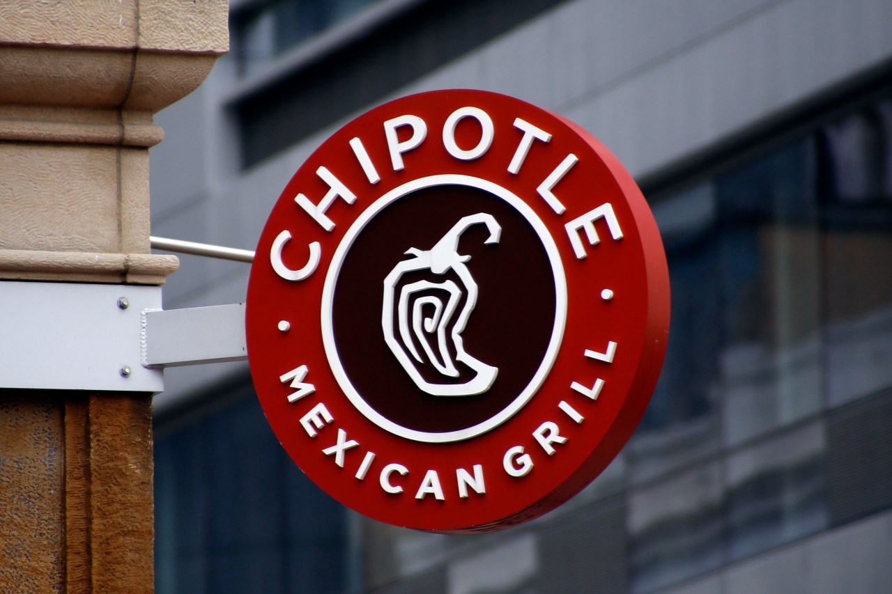 Chipotle reverses protein policy, says workers can choose chicken once again | KLRT [Video]