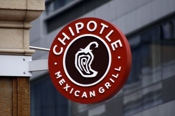 Chipotle reverses protein policy, says workers can choose chicken once again [Video]