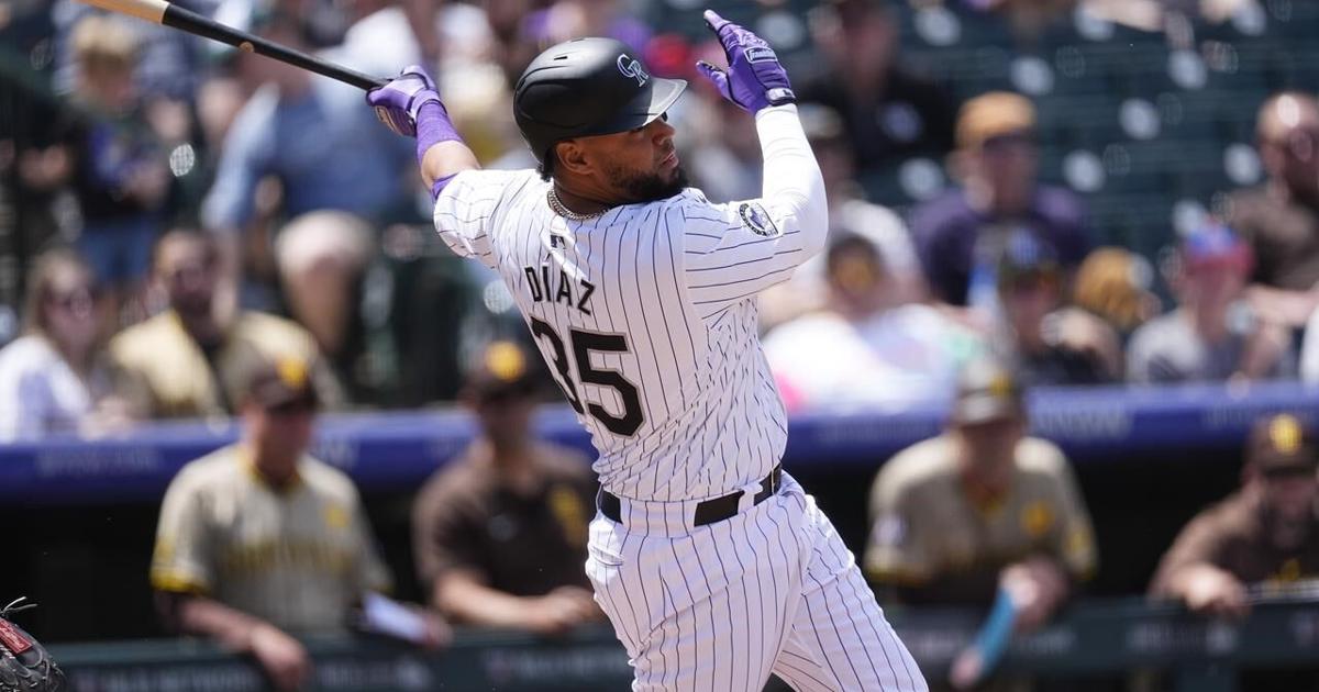 Elias Daz gets key hit as the Rockies rally for a wild 10-9 victory over the Padres [Video]