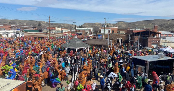 Drumheller hoping to break record for largest gathering of people dressed as dinosaurs [Video]