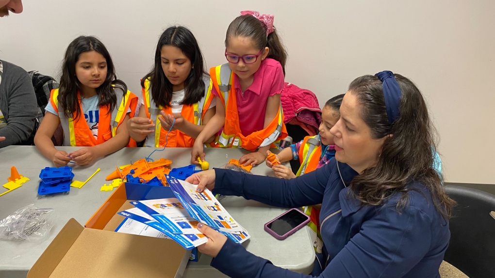 Mujeres Omega Foundation holds engineering workshop for Hispanic families [Video]