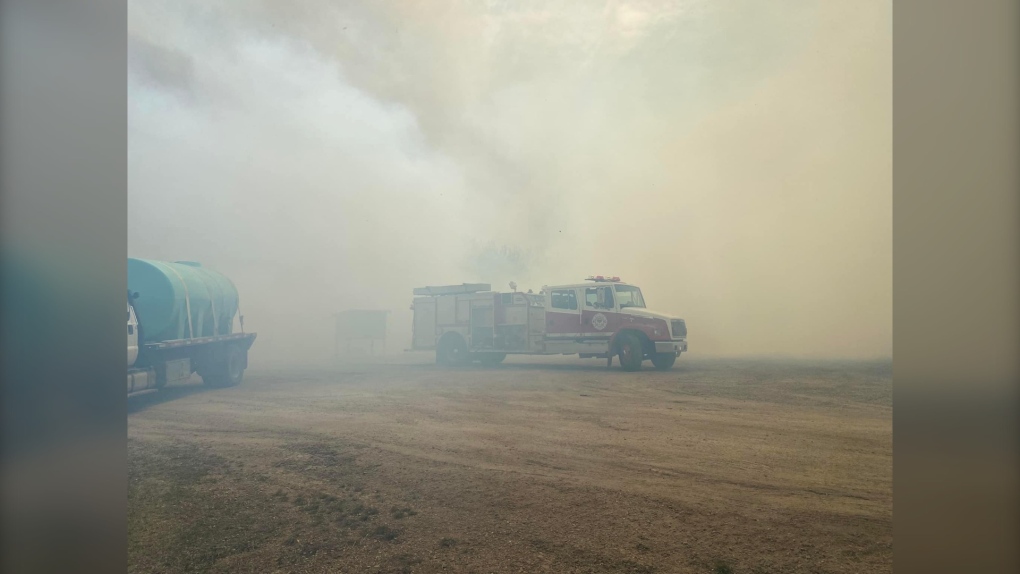 Red Pheasant Cree Nation searches for suspected arsonist as grass fire threatens community [Video]