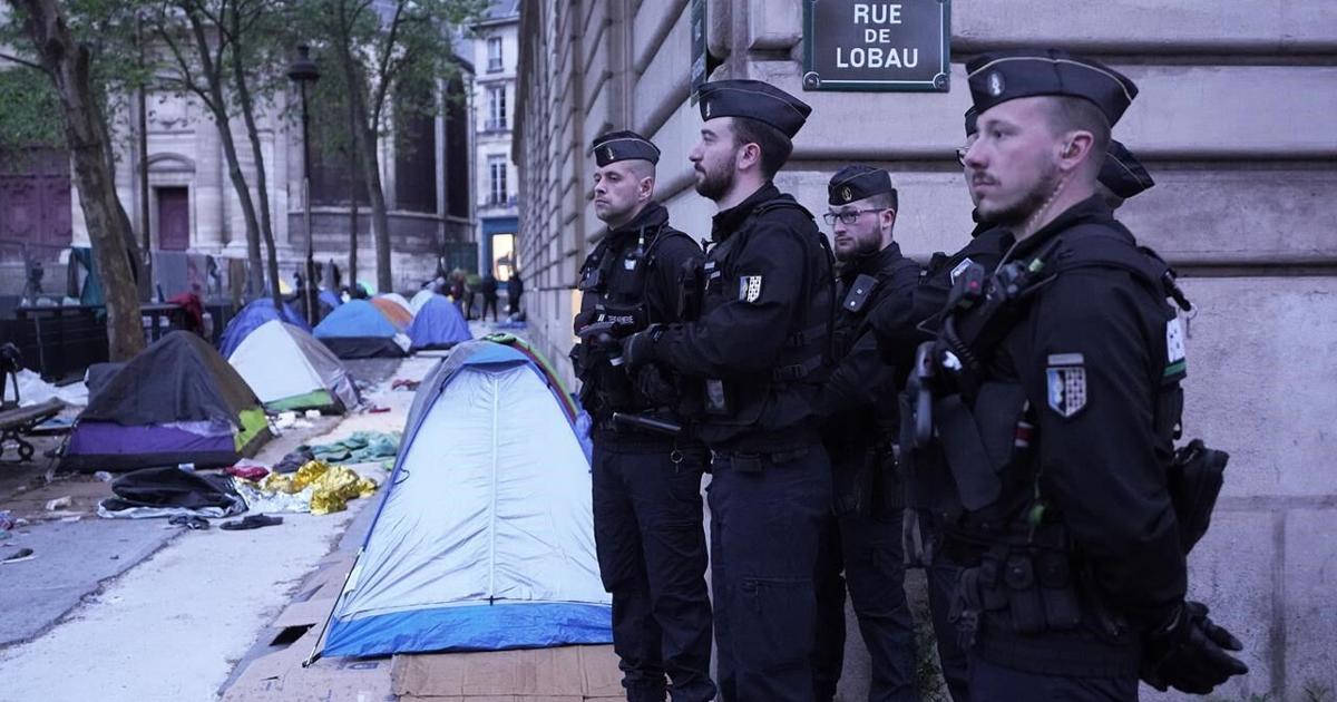 Ahead of the Paris Olympics, police clear a migrant camp near City Hall [Video]