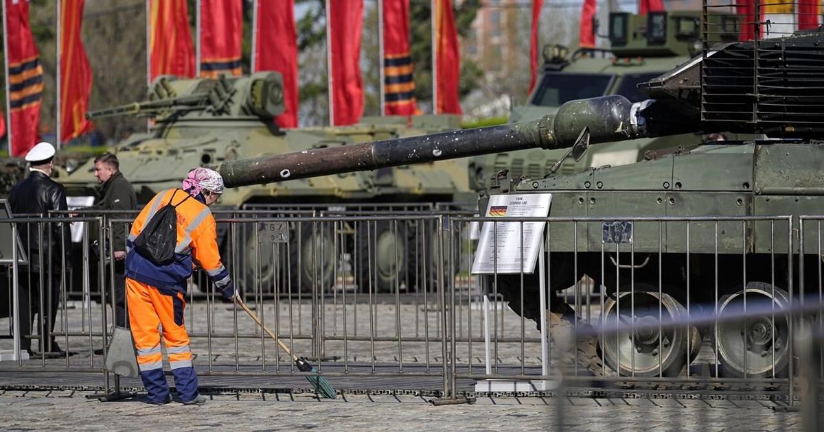 Kremlin parades Western equipment captured from Ukrainian army at Moscow exhibition [Video]