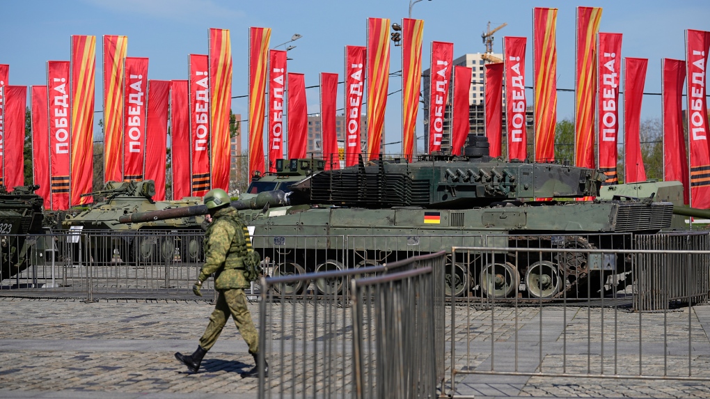 Kremlin parades Western equipment captured from Ukraine [Video]