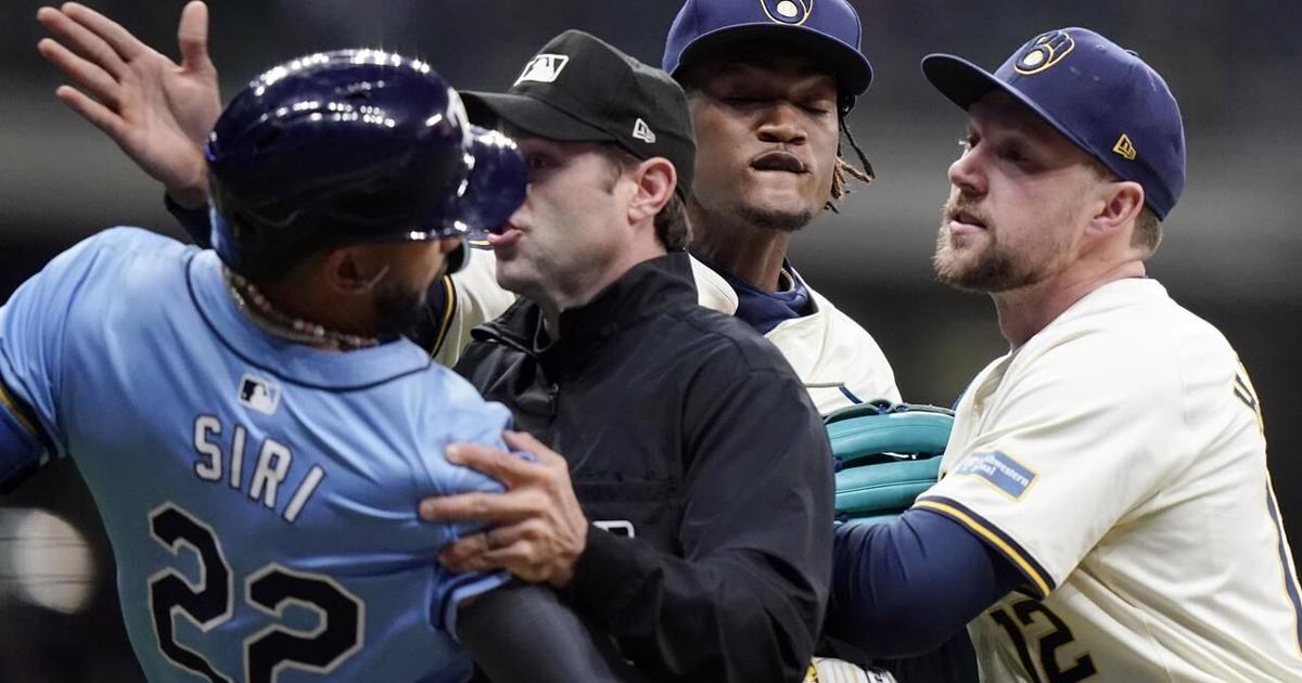 Rays and Brewers get into wild brawl, with Uribe and Siri in the middle of it [Video]
