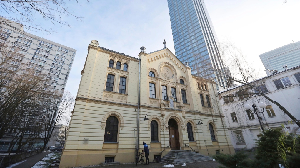 Warsaw synagogue attacked with three firebombs [Video]
