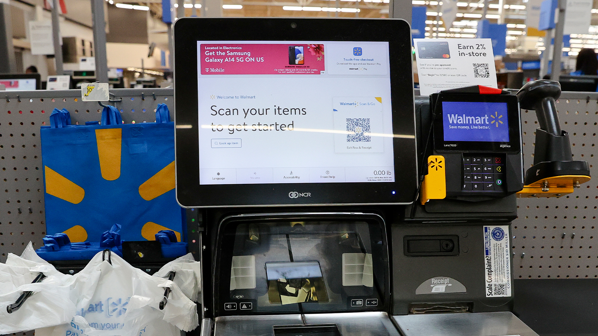 Major grocery shop chain follows in Walmarts footsteps and scraps all self-checkouts at store – but theft not to blame [Video]
