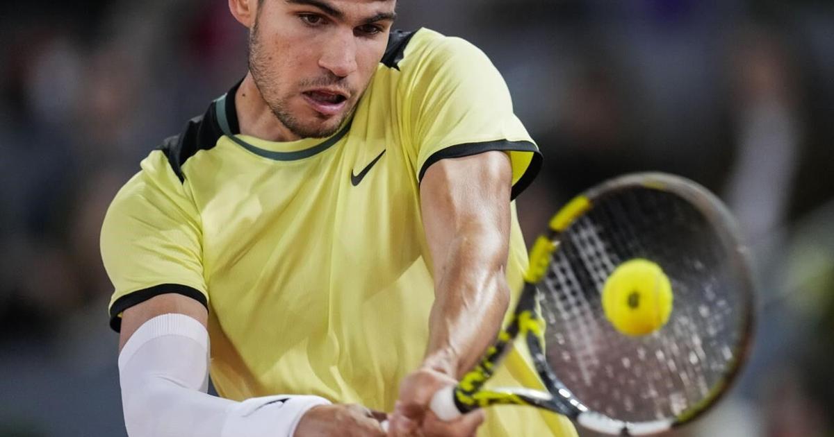 Alcaraz loses to Rublev in Madrid Open quarterfinals. Sinner withdraws with hip injury [Video]
