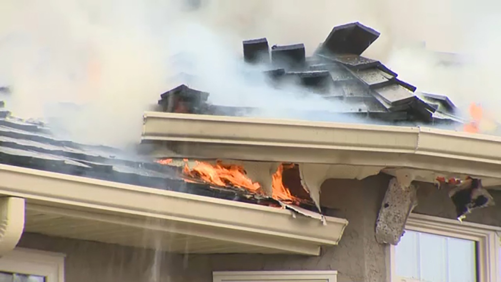 Crews battle duplex fire in southwest Calgary [Video]
