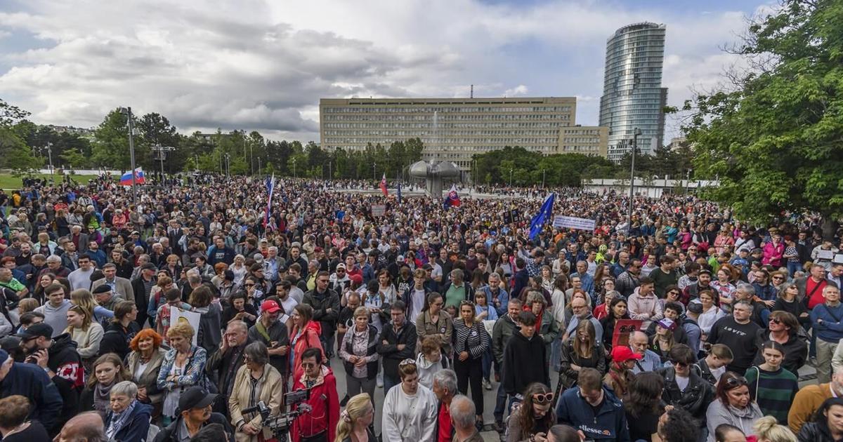 Thousands rally in Slovakia to protest a controversial overhaul of public broadcasting [Video]