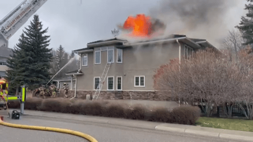 Calgary firefighters battle blaze at southwest duplex [Video]