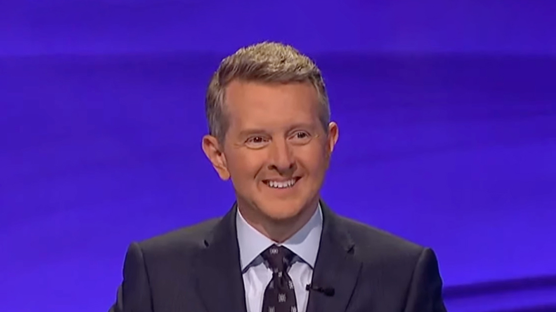 Jeopardy! playfully roasts Ken Jennings for past ‘online squabble’ with a fan before Allison Gross wins first game [Video]