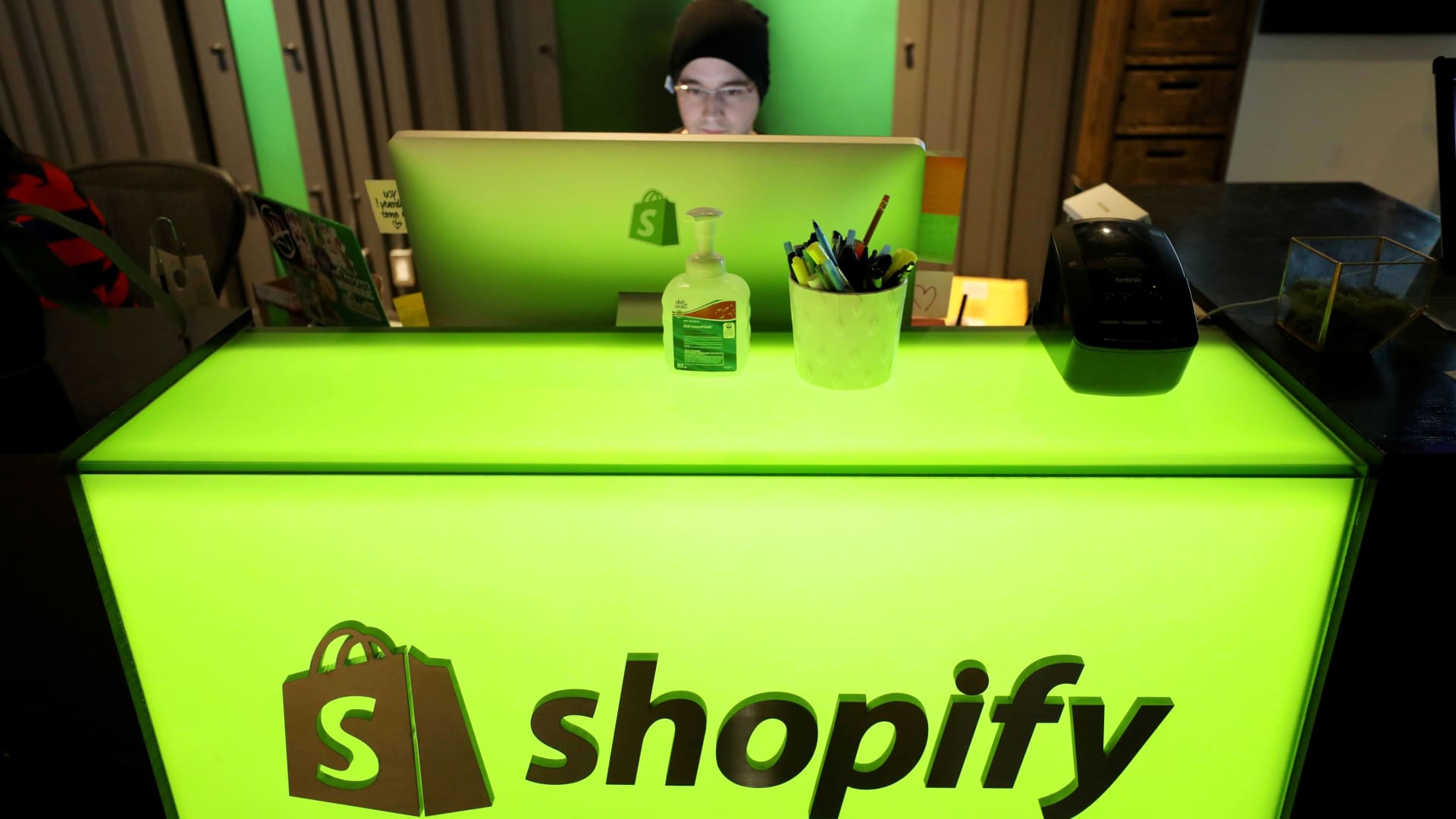 Shopify shares plunge 19% on weak guidance [Video]